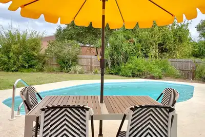 Image de Charming Pool Home - Mins Drive to Beach