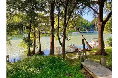 Image de Designer-appointed lakeside cottage w/ firepit, dock & kayaks