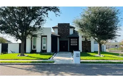 Image de Cheerful Home with a Pool