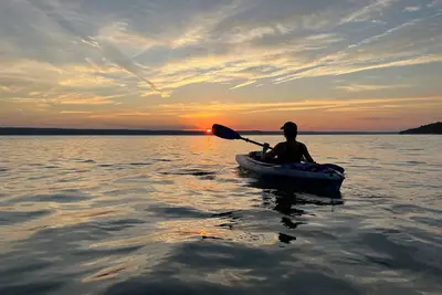 Image de Waterfront retreat on 7 private wooded acres with beautiful sunset views.