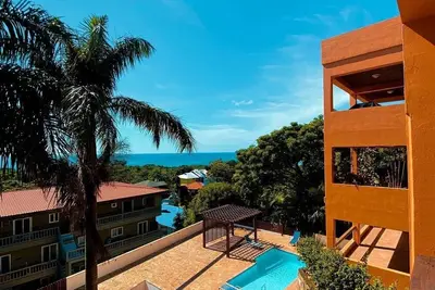 Image de Large 2-bedroom condo West End with stunning views and close to beach