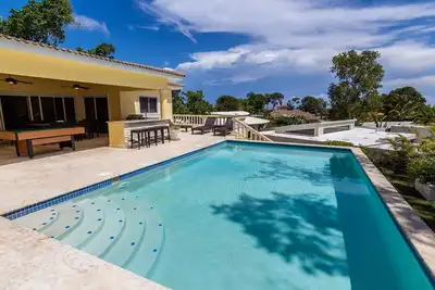Image de Spacious 5-bedroom villa with private garden&pool in luxury gated residence