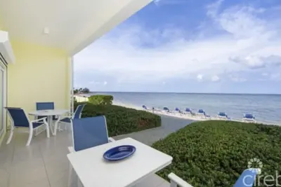 Image de 1st floor beachfront condo, just steps away from a private beach, beautiful view