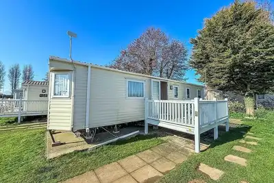 Caravan with decking at Manor Park in Hunstanton, sleeps 6 ref 23045b