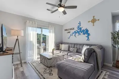 Image de Mountain and Lake Views_Near SDC_Sleeps 6_2br_Pool