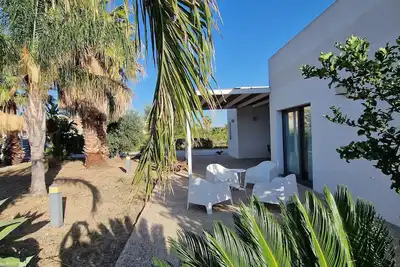 Image de Two-story villa with garden a stone's throw from the sea