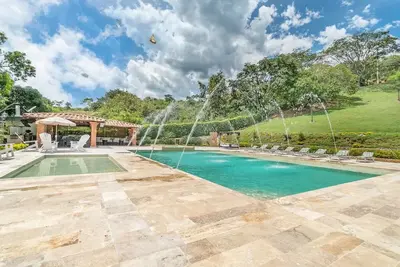 Image de Villa Gama Vip En Sopetran, Vistas increíbles Con Jacuzzi y  Piscina