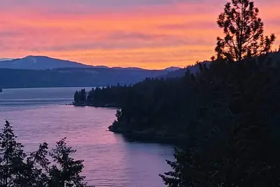 Image de Coeur d'Alene Lake House - Hot Tub with lake view, beach/lake access/boat launch