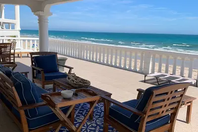 Image de Upscale Modern Beachfront Beauty 4 bedroom