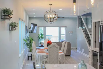 Image de Newly Renovated Full Family House in Bayview!