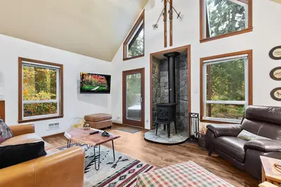 Image de Aprés Chalet- charming home with hot tub near hikes at heart of Cascades