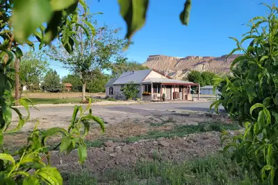 Image de Quaint Farmhouse on  Palisade Peach Orchard close to Wineries