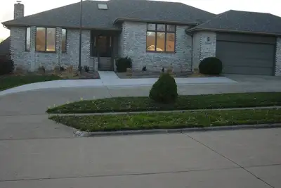 Image de 4 bedroom 4 bathrooms house with jacuzzi tub, steam room and massage chair.