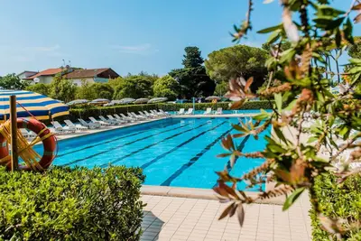 Image de Joli appartement pour 6 personnes avec Wifi, piscine, climatisation, Tv, patio et parking