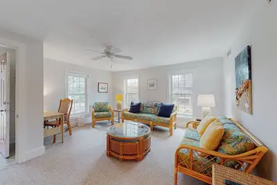 Image de 2-story home near the beach w/deck, outdoor shower, W/D, tennis, central A/C