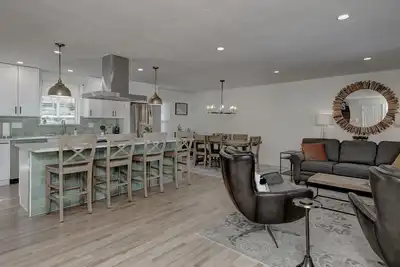 Image de Hidden Gem - Ideal 4 Bedroom Centennial House