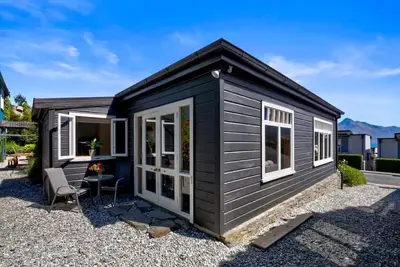 Stonehouse Mini - walk to town, with shared spa