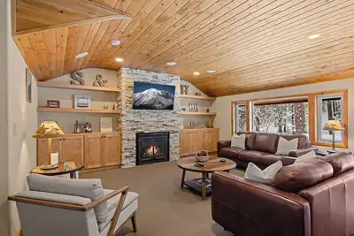 Image de Riverfront luxury on White Pass with hot tub, firepit, and game room