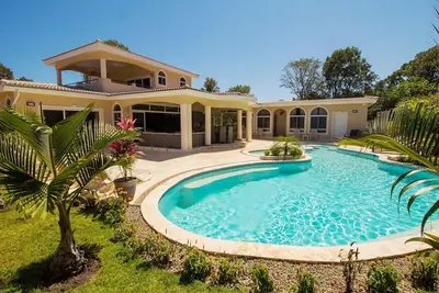 Image de Xtra large party villa in Sosua, custom-design home in luxury gated resort