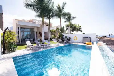 Image de Villa élégante avec piscine privée et vue sur l'océan