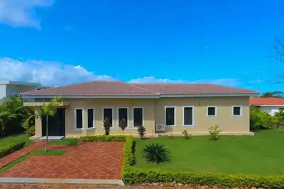 Image de Cozy tropical villa with private pool in warm Caribbean island…