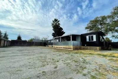 Image de Nifty Trailer with Spacious Parking