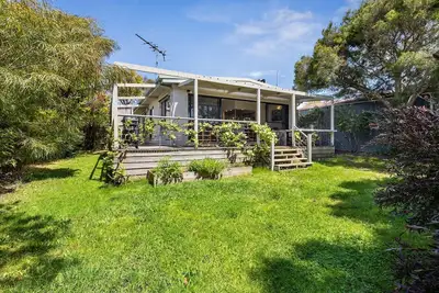 Cosy 3 Bedroom, Pet Friendly Beach Home on Riverside