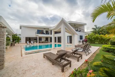 Image de Fully-loaded luxury villa with private pool, guest-friendly, free taxi!