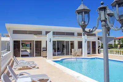 Image de Private pool/air conditioning/Tv/Wifi/Bbq/tennis/waterpark/free taxi!