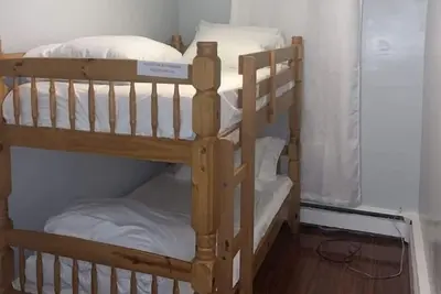 Image de 3 bed / 1 bath (with a king bed) best location, connect to everywhere