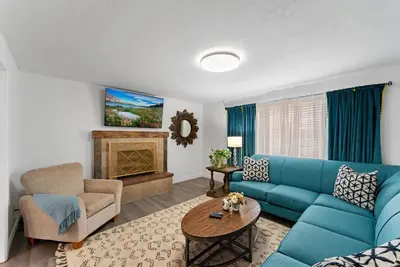 Image de Huge Yard, Pet-Friendly Gathering Home. Waffles too