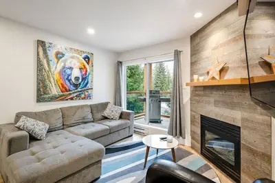 Image de Townhouse with Massive patio, Private hottub, Bbq!
