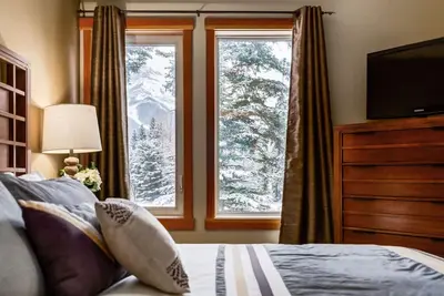 Image de Spacious Getaway near Banff w/ Heated Pool