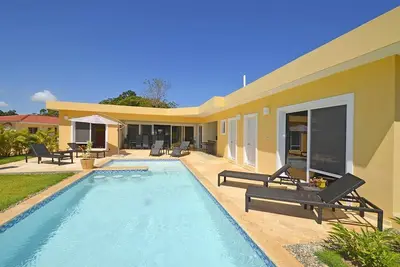 Image de A villa, a beer and 3 chicas