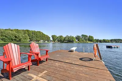 Image de Spacious modern waterfront cottage with private beachfront