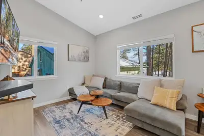 Image de The Pinewood Retreat - Modern 4beds/2baths w/Hot Tub on Golf Course