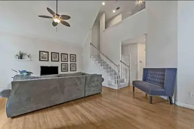 Image de Home away from home with big private fenced backyard