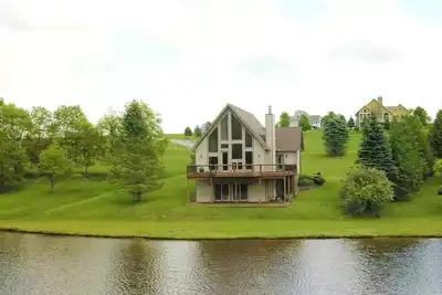Image de Meet Bessie, your upscale cabin at the lake.
