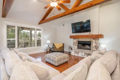 Image de The St. Thomas On Lake Hamilton - Sleeps 10, Lakefront!
