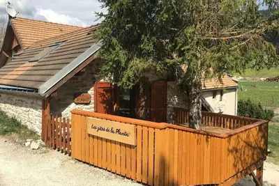 Image de La Bergerie avec terrasse surélevée vue montagne