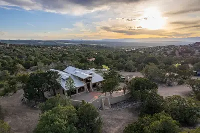 April Special! 5br/4ba retreat on private 5 acres in scenic foothills, book now!