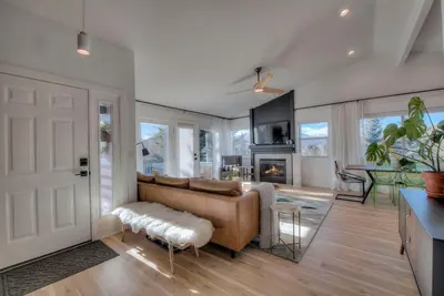 Image de Aspen Forest Leaf Retreat w/ Hot Tub - 3/3 Designer Home Minutes to Ski & Hikes!