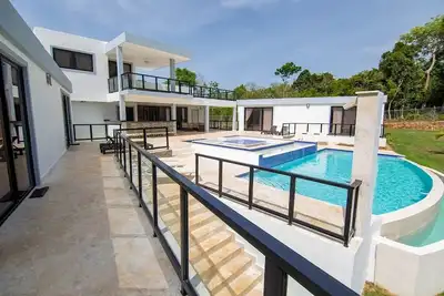 Image de Guest-friendly villa, private pool, 5bd/5bt, shuttle bus, Bbq/internet/cable Tv