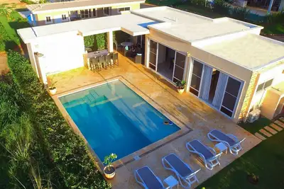 Image de 2 bedrooms, 2 men, 2 chicas, 2 pinacoladas