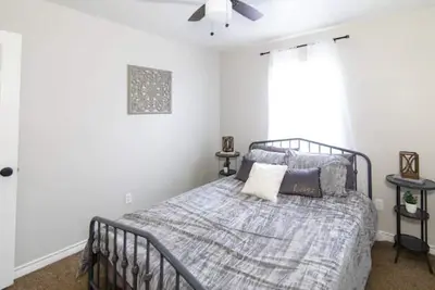 Image de Spacious 2 bedroom townhome w/Backyard!