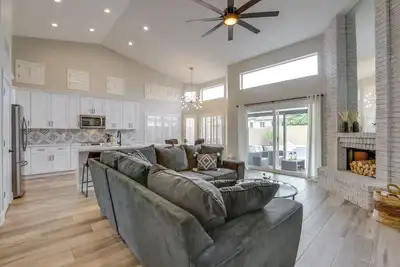 Image de Heated Pool, 2 Mi to Dtwn: Central Peoria Home!