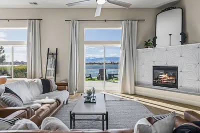 Image de Modern Marina Lake Home with Amazing Views