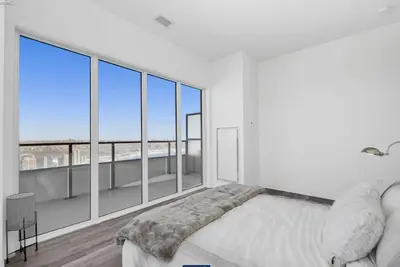 Image de luxury penthouse in heart of Etobicoke