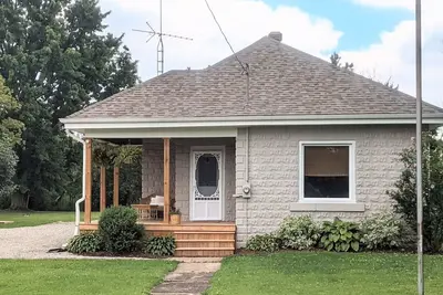 Image de Bright and Cheery Cottage in Quaint Beach Village