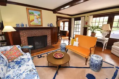 Image de Charming Arts and Crafts Bungalow in Amherst, Massachusetts